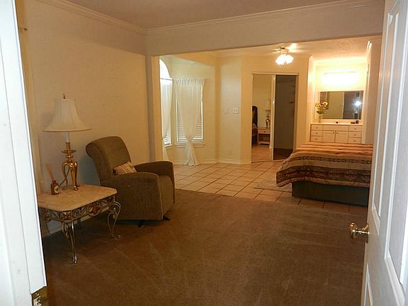 4th image of 905 Raymond Ave