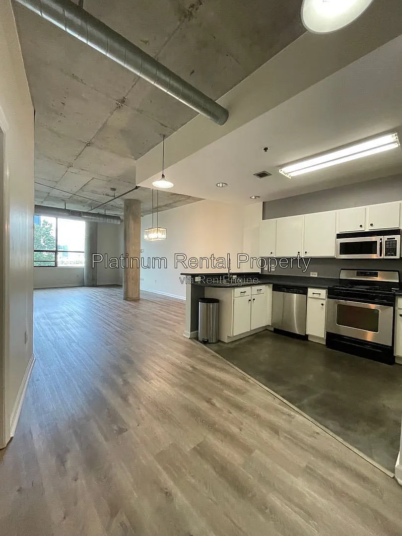 115 W Peachtree Pl NW — Photo 1
