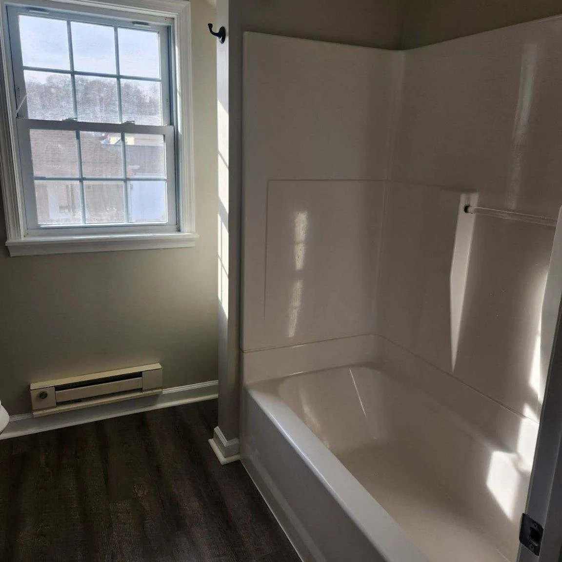 1 bed, 1.0 bath, 1677 sqft, $1,200 — Photo 2