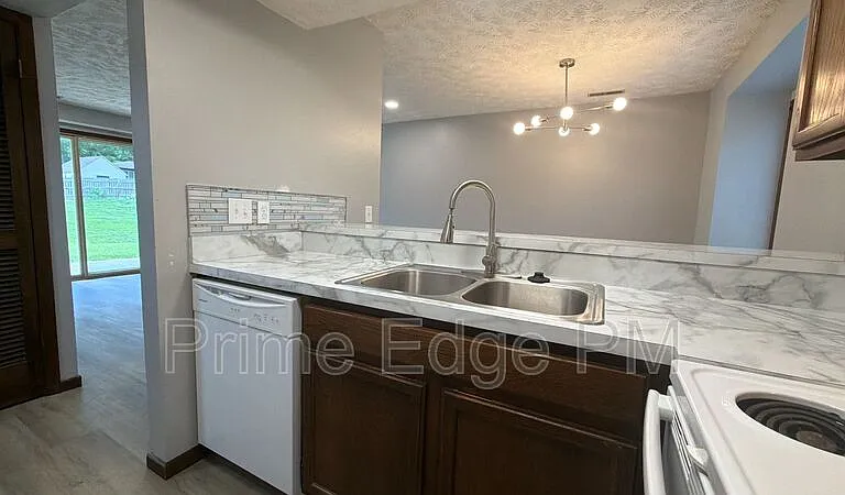 6235 Holdrege St #D-5 — Photo 6