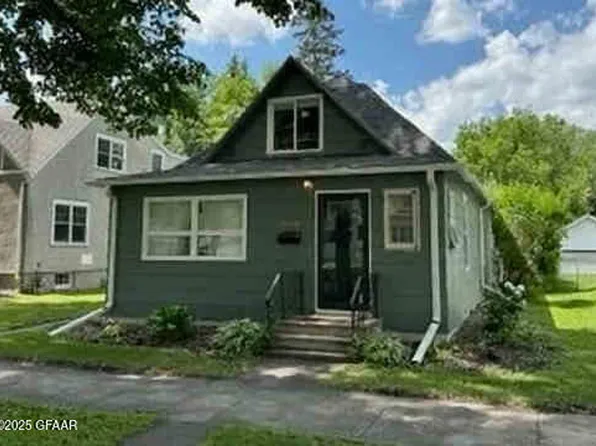 1118 Cottonwood St, Grand Forks, ND 58201