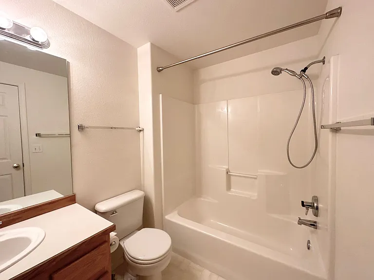940 NW Oak Ln — Photo 8