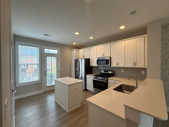 2 bed, 2.5 bath, 1584 sqft, $2,100 — Photo 3