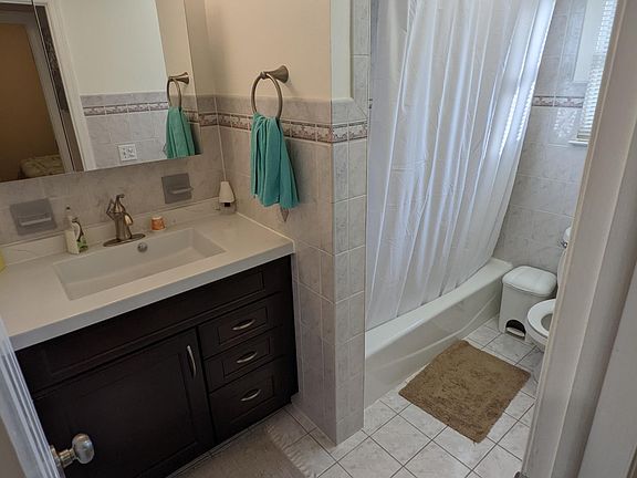Full Bathroom with porcelain white sink
