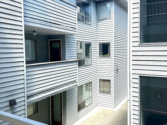 5th image of 816 NE 43rd St #301