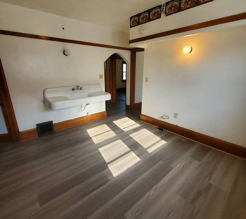 1st image of 4619A N 42nd St