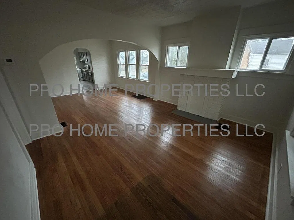 400 Walton Ave — Photo 2