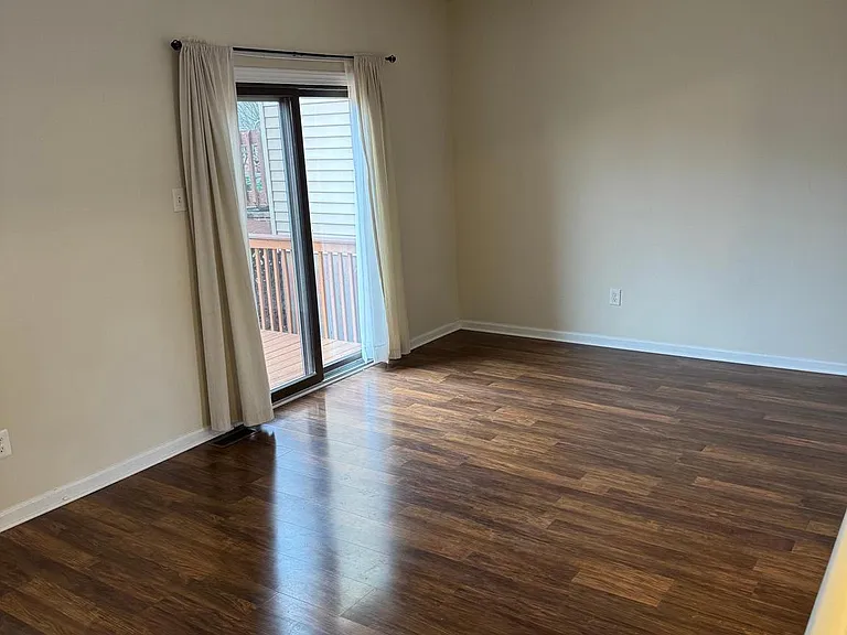 204 Livingston Ct — Photo 11