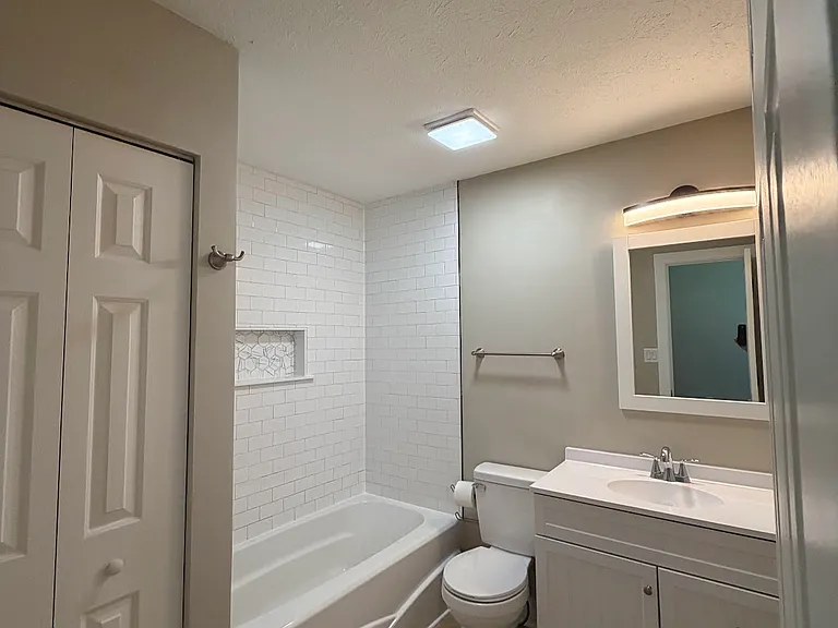 Main bedroom en suite bath with walk-in closet and linen closet