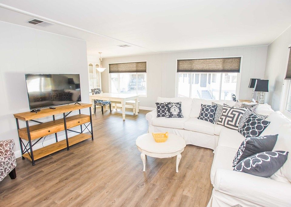 1st image of 300 Sunny Hills Dr