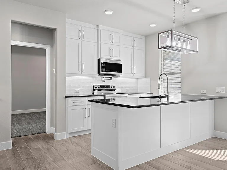 130 W 5th St #B — Photo 3