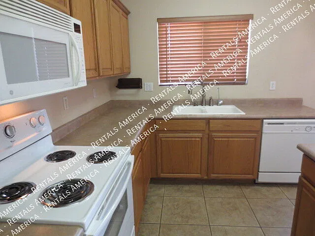 Beautiful Johnson Ranch home with a 3 car garage! — Photo 3