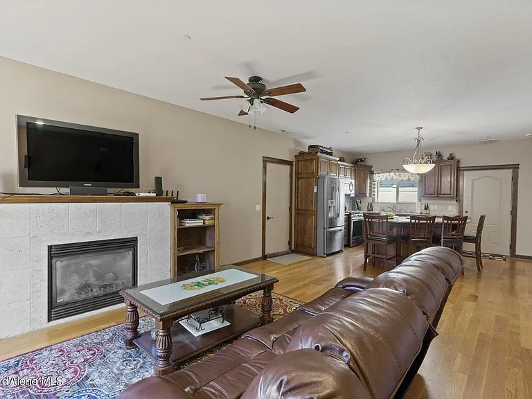 1315 E Mordyl Loop — Photo 3