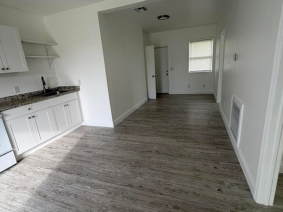 5th image of 3890 Lakewood Rd