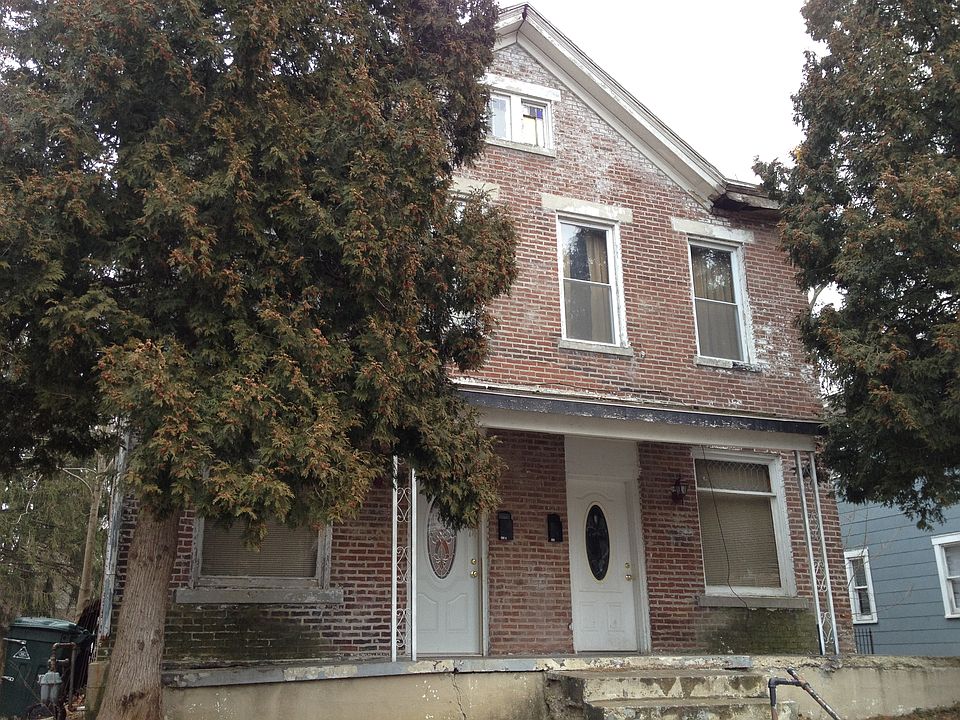 2nd image of 223-223 1/2 S 6th St