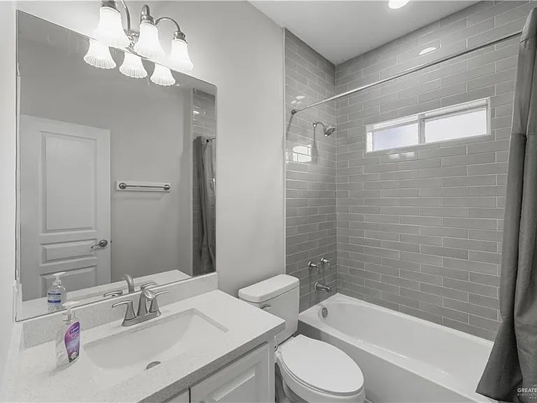 2711 Leslie St — Photo 8