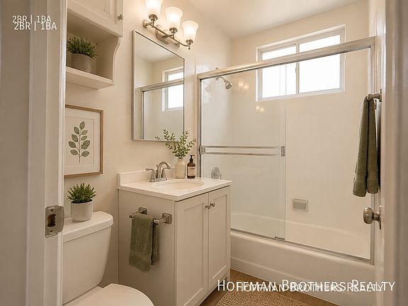 4th image of 3646 Westwood Blvd #17