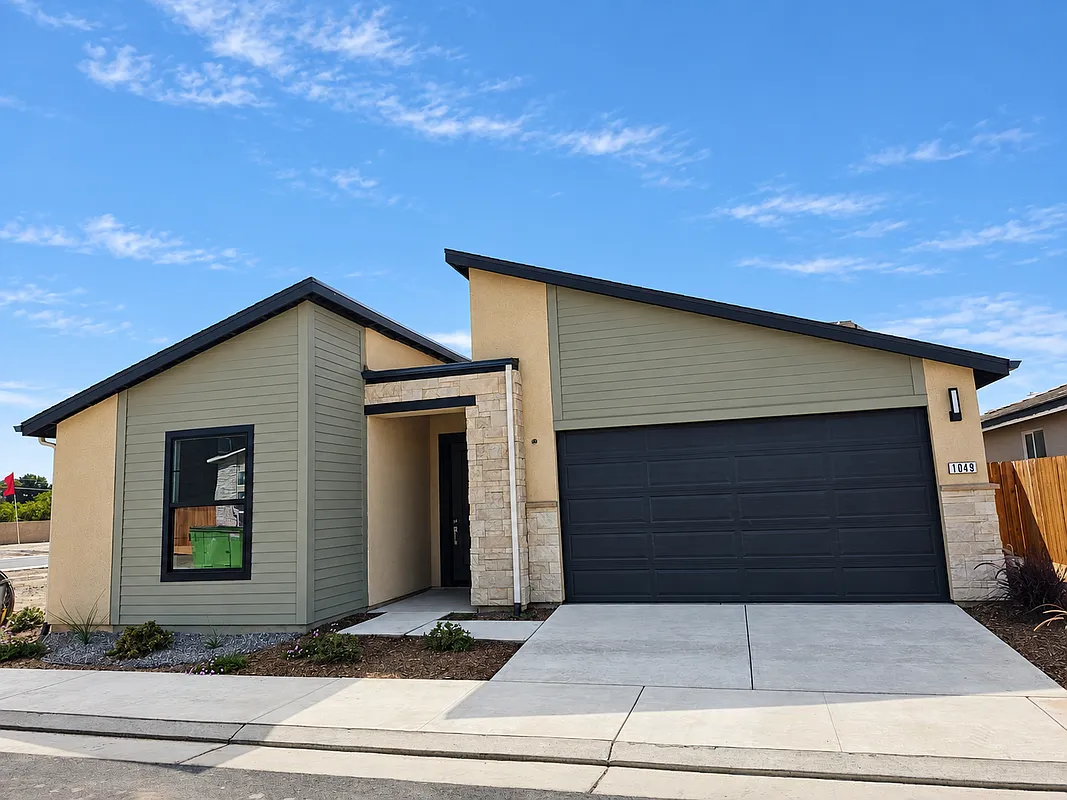 4 bed, 3.0 bath, 2050 sqft, $3,400 — Photo 2