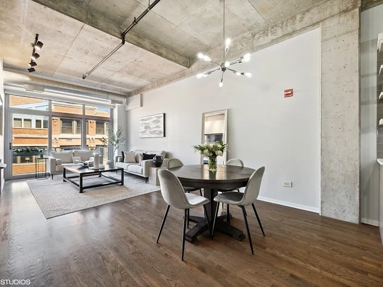 933 W Van Buren St #804 — Photo 9