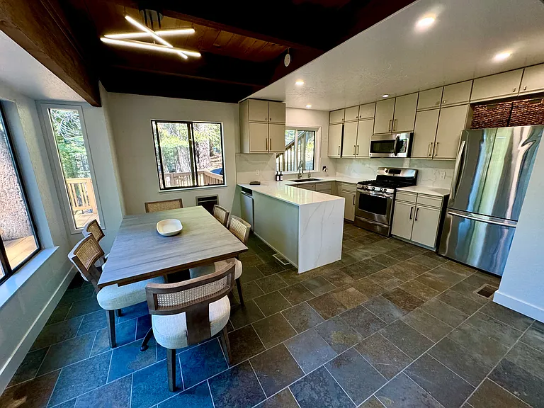 1588 Skyline Dr — Photo 5