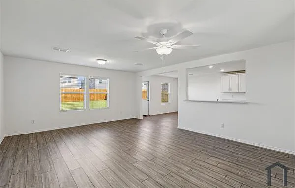 4 bed, 2200 sqft, $2,750 — Photo 2
