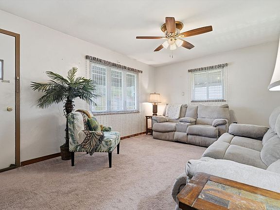 4th image of 444 Bechman St