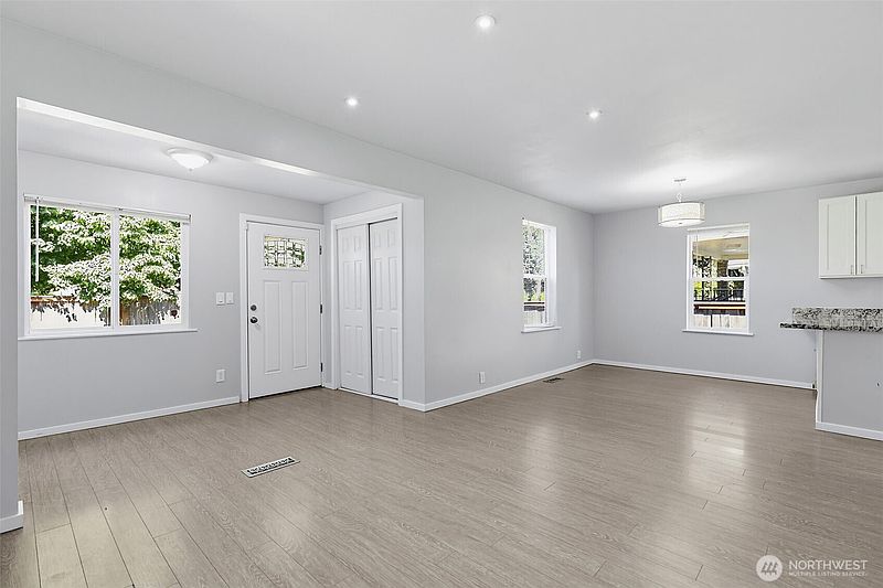 3rd image of 5454 35th Avenue SW