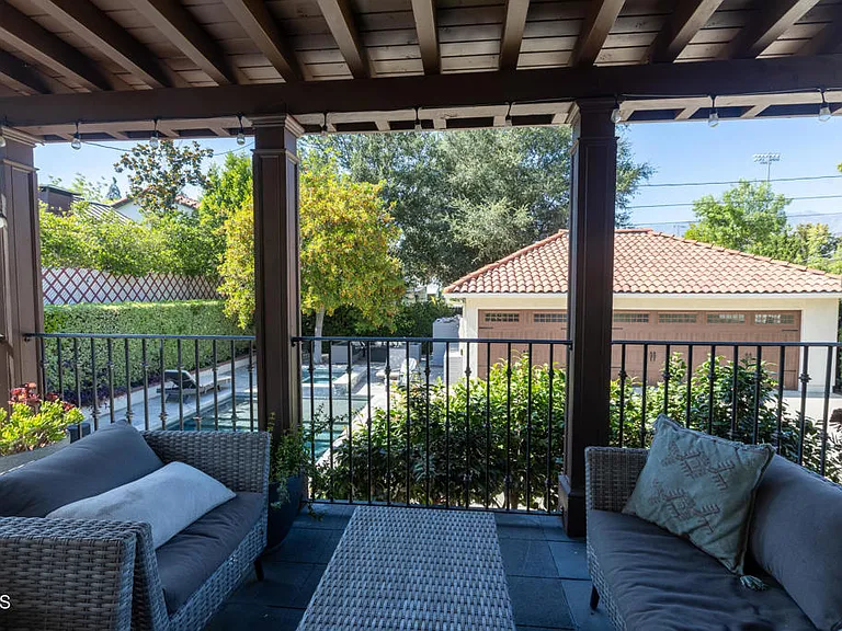 1541 Rose Villa St — Photo 36