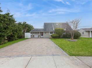 14 Meeting Ln, Hicksville, NY 11801