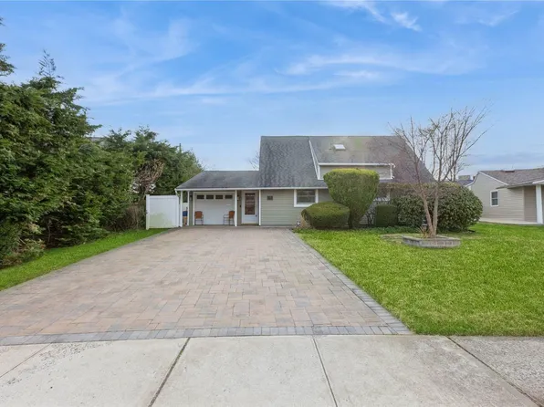 14 Meeting Lane, Hicksville, NY 11801