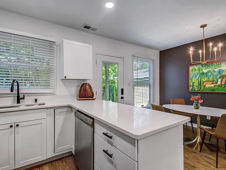 516 E Charlton Ln — Photo 5