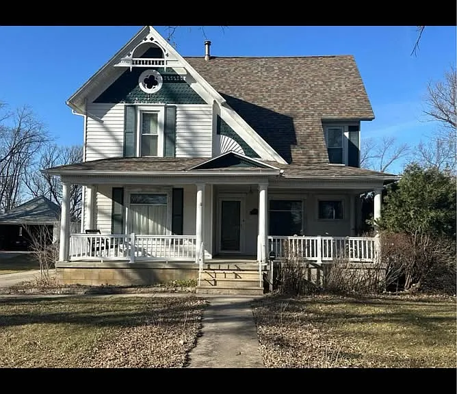 105 Lakeshore Dr NW — Photo 1