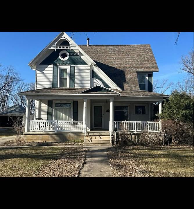 1st image of 105 Lakeshore Dr NW
