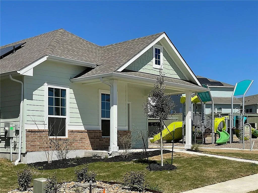 3 bed, 2.0 bath, 1120 sqft, $1,795 — Photo 3