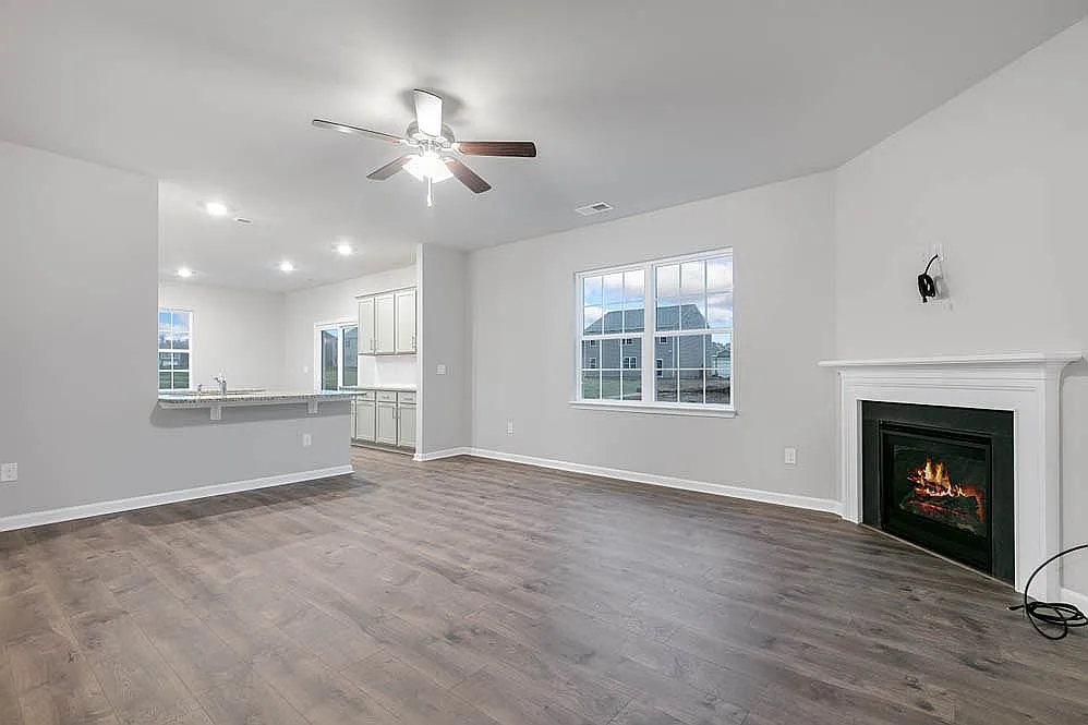 4 bed, 2882 sqft, $2,295 — Photo 3