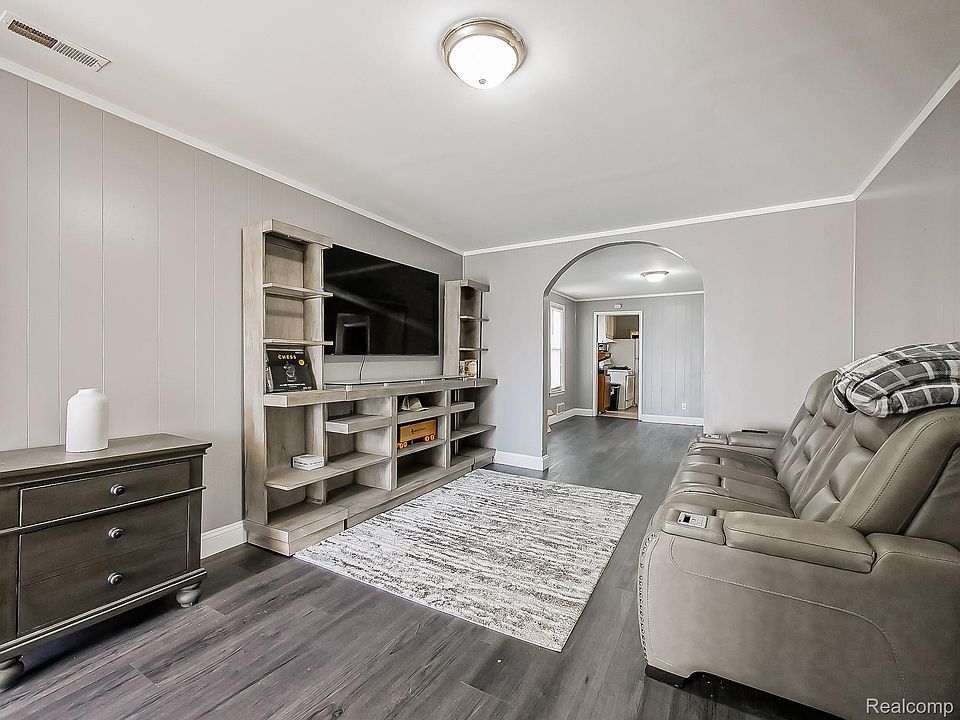 75 E Henry St, photo 2