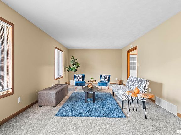 3rd image of 14 Wind Cave Dr