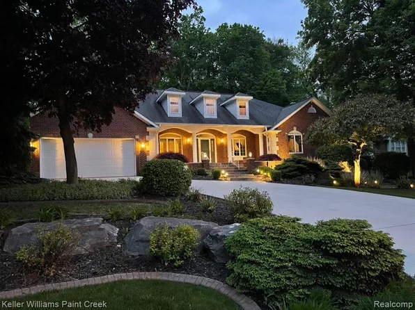 8241 Fountain View Dr, Flushing, MI 48433