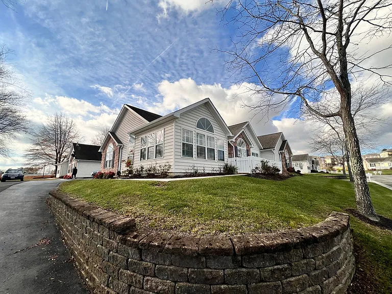 201 Patriot Way — Photo 1