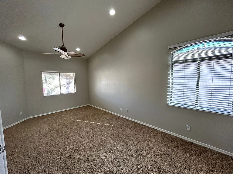 5411 W Rowel Rd — Photo 16
