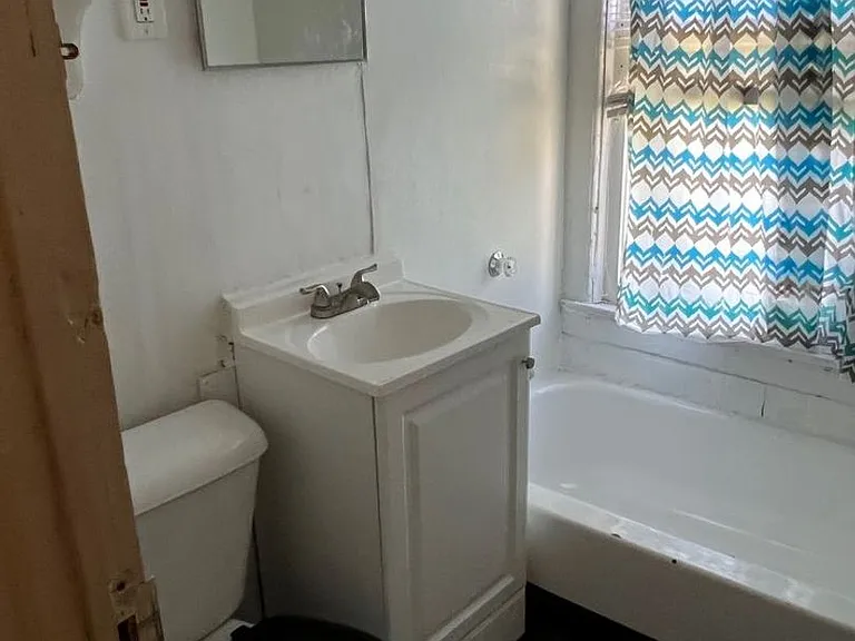 2119 W Brown St — Photo 9