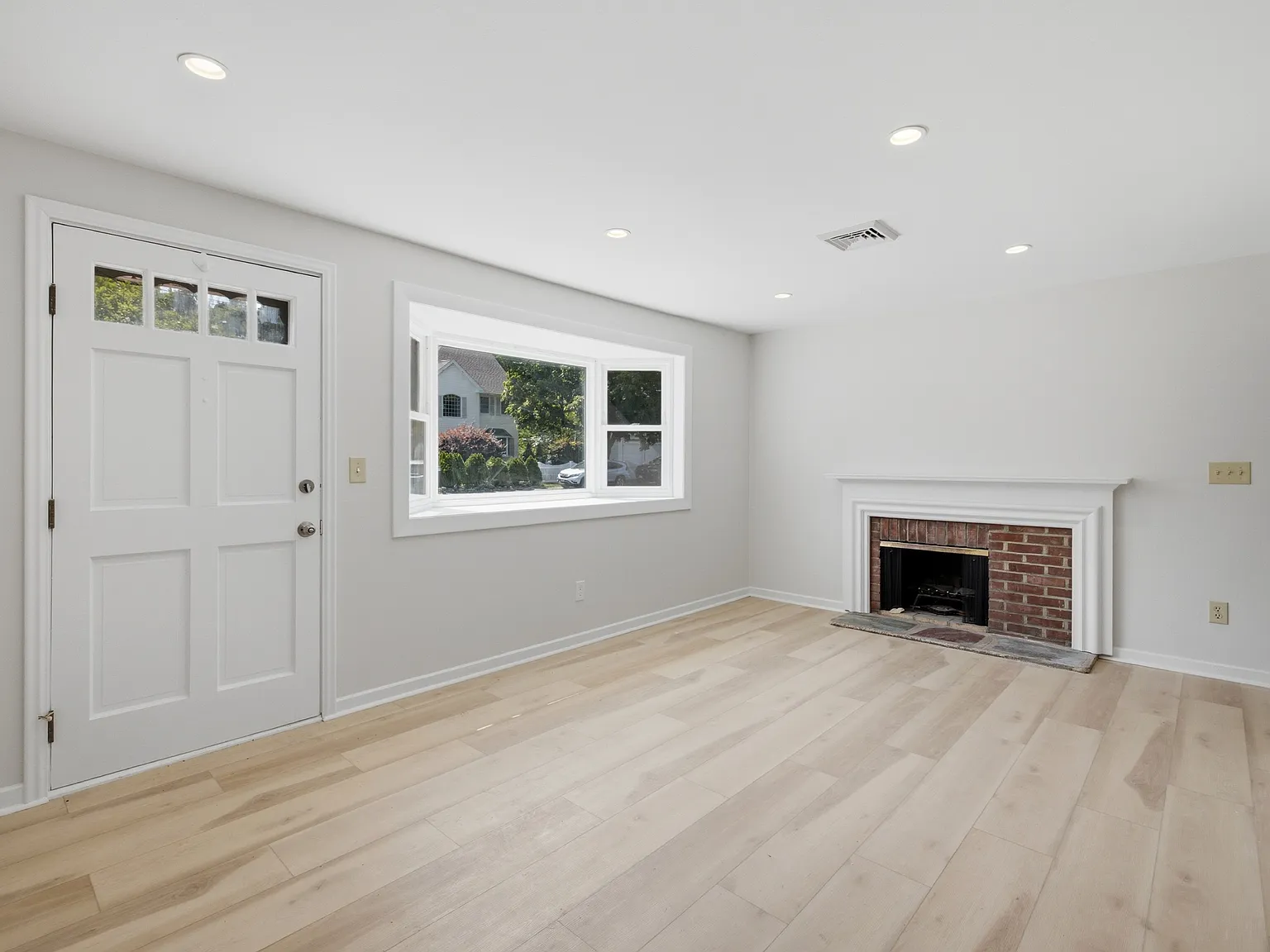 3 bed, 1344 sqft, $3,950 — Photo 3