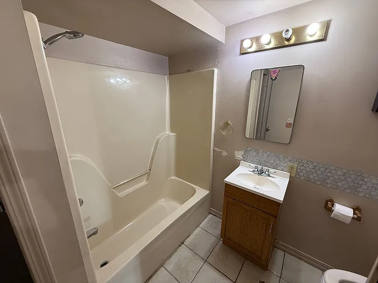 428 W Locust St — Photo 14
