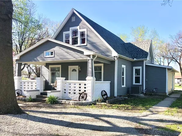 206 10th St, Le Roy, KS 66857