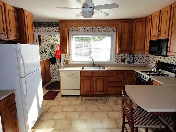 4th image of 3834 Eliot Rd