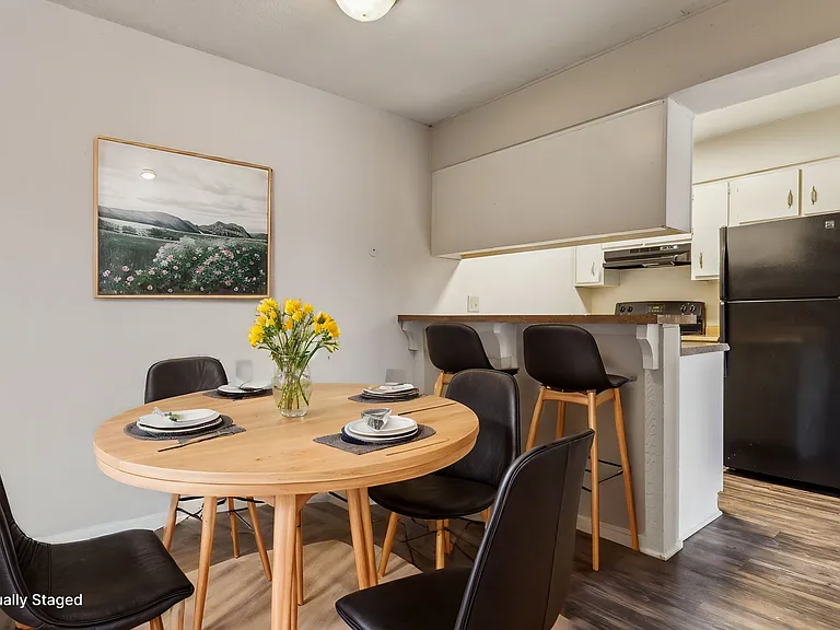 Royal Ridge Apartments — Photo 10