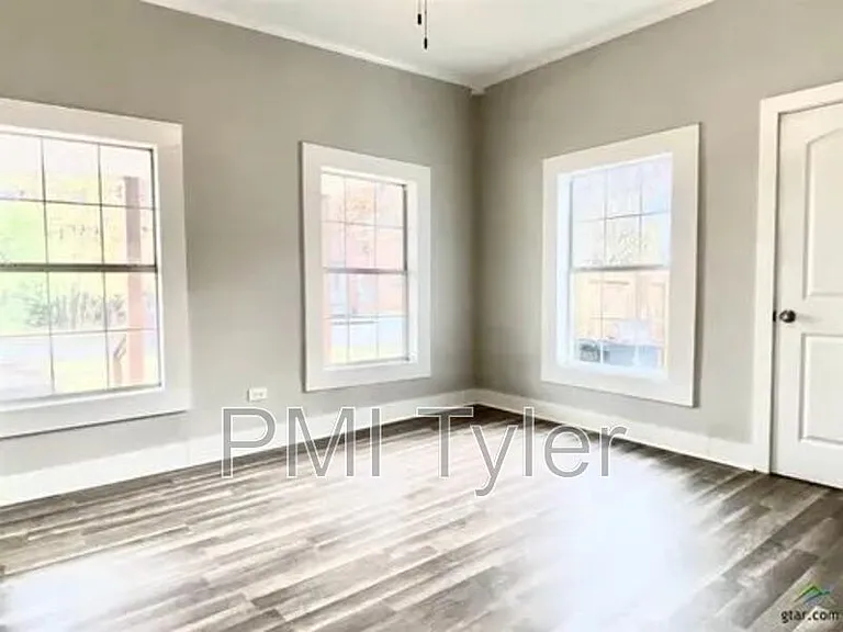 1115 S Robertson Ave — Photo 5