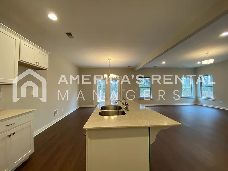 7950 Saint James Dr — Photo 8