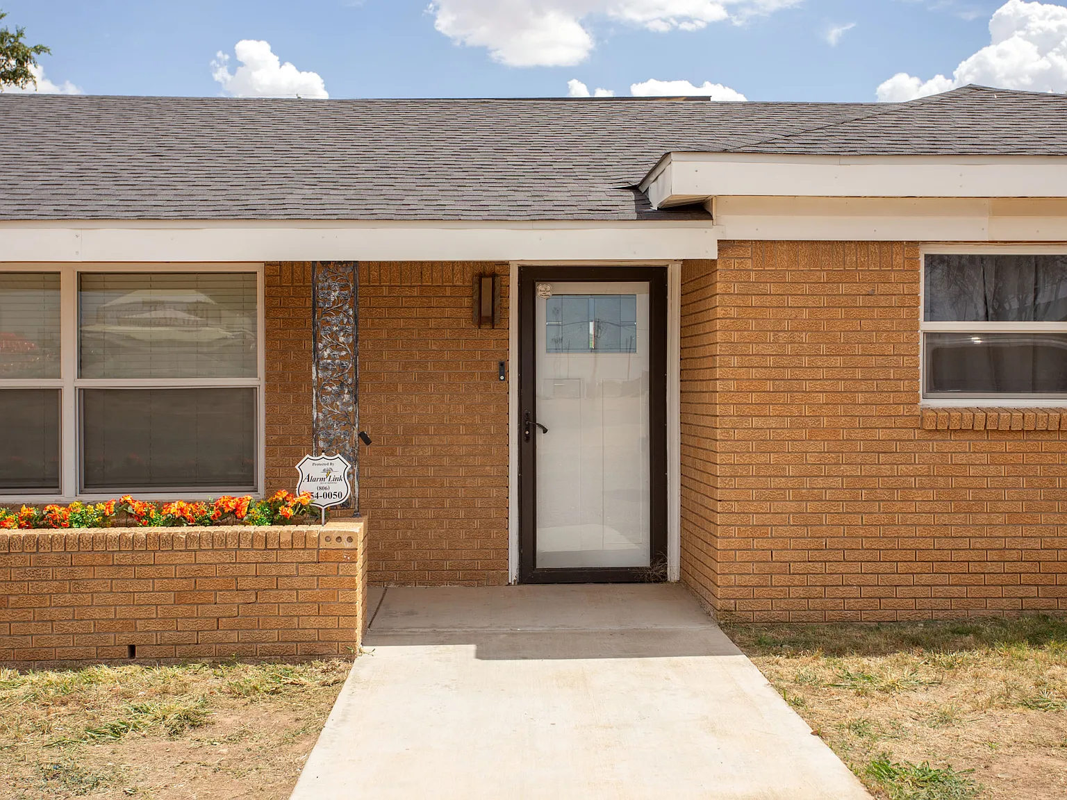 4 bed, 2100 sqft, $4,000 — Photo 1