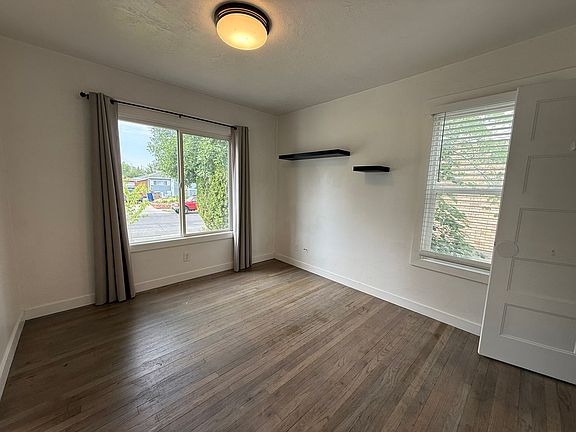 5th image of 909 E Crandall Ave
